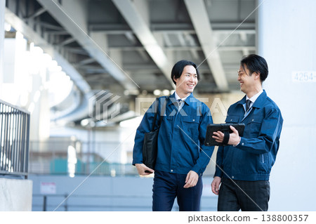 工程師們正在交談 138800357