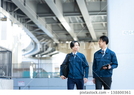 工程師們正在交談 工程師們正在交談 138800361