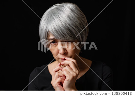 憂心忡忡的老年人的形象。 138800418