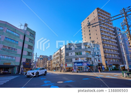查看東京都文京區根津一丁目交叉路口週邊（不忍街、言問街） 138800503