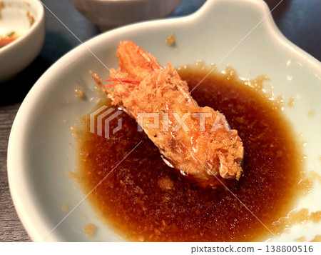 整隻蝦子裹上天婦羅醬汁 整隻蝦子裹上天婦羅醬汁 138800516