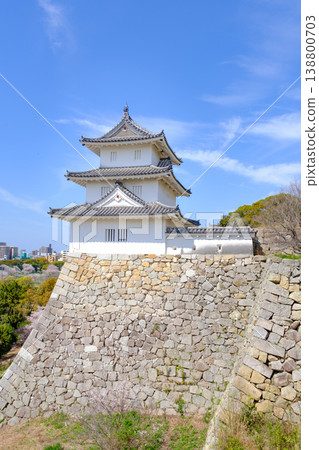 晴空之下，明石城的石牆和塔樓，以及明石市。 138800703