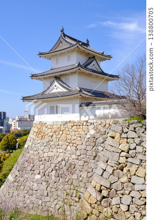 The stone walls and turrets of Akashi Castle under a clear sky, and the city of Akashi. 138800705