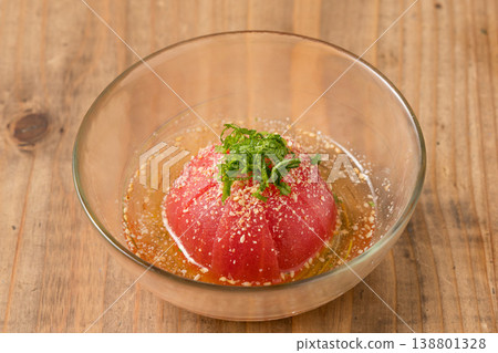 日式高湯醃番茄：一道清爽的配菜，融入了日式高湯的風味。 138801328