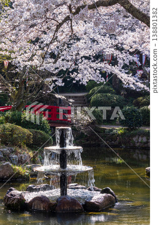 宇津吹公園是著名的賞櫻勝地,園內有噴泉和漂浮著花瓣的池塘,以及盛開的櫻花美景。 宇津吹公園是著名的賞櫻勝地,園內有噴泉和漂浮著花瓣的池塘,以及盛開的櫻花美景。 138801382