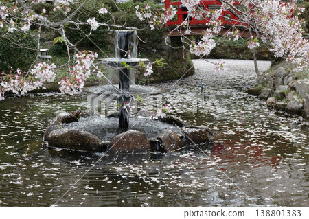 宇津吹公園是著名的賞櫻勝地,園內有噴泉和漂浮著花瓣的池塘,以及盛開的櫻花美景。 宇津吹公園是著名的賞櫻勝地,園內有噴泉和漂浮著花瓣的池塘,以及盛開的櫻花美景。 138801383