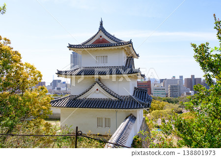 晴空下的明石城塔樓 138801973