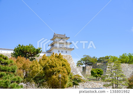 The turret of Akashi Castle under a clear sky 138801982
