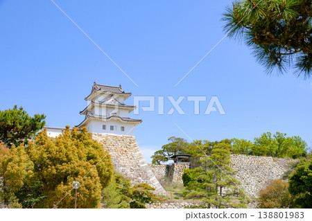 The turret of Akashi Castle under a clear sky 138801983