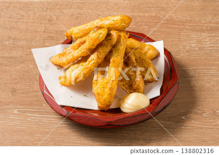 竹輪磯部炸物：一種帶有綠色海苔香味的酥脆油炸食品。 138802316