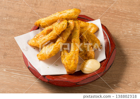 竹輪磯部炸物：一種帶有綠色海苔香味的酥脆油炸食品。 138802318