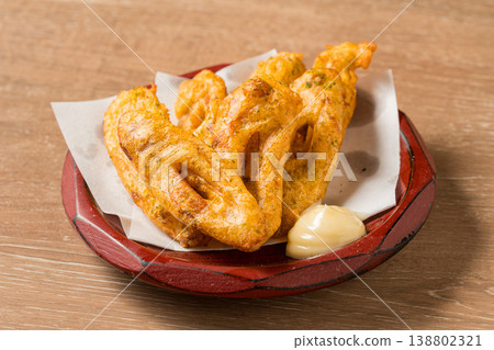 竹輪磯部炸物：一種帶有綠色海苔香味的酥脆油炸食品。 138802321