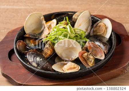 清酒蒸蛤蜊：一道經典的日本海鮮料理，鮮美的湯汁滲透到蛤蜊的各個部位。 138802324
