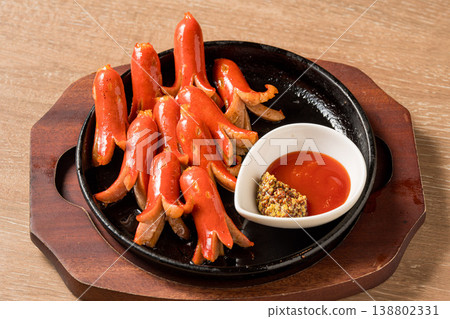 章魚形香腸:一道有趣又經典的便當盒配菜。 章魚形香腸:一道有趣又經典的便當盒配菜。 138802331
