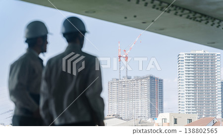 一群男工正眺望著城市。 一群男工正眺望著城市。 138802565