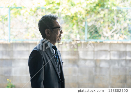 一位中年商務人士的剪影 138802590