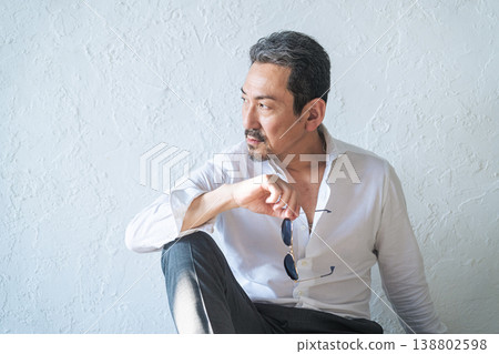 一位冷靜的中年男子的肖像 138802598