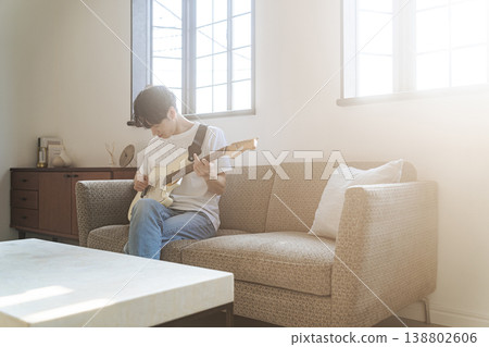 彈吉他的一個年輕人 彈吉他的一個年輕人 138802606