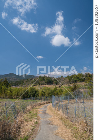 滋賀縣大津市荻町的梯田;圍籬間的農路;滋賀縣大津市荻町 滋賀縣大津市荻町的梯田;圍籬間的農路;滋賀縣大津市荻町 138802657
