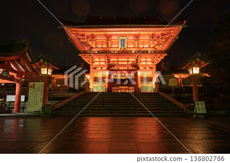 A photo of the vermilion color of Fushimi Inari Taisha Shrine, popular with both domestic and international tourists. 138802786