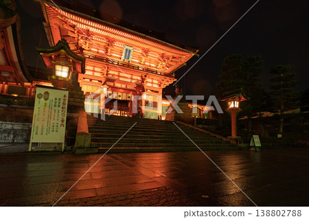 一張伏見稻荷大社朱紅色的照片，神社深受國內外遊客的喜愛。 138802788