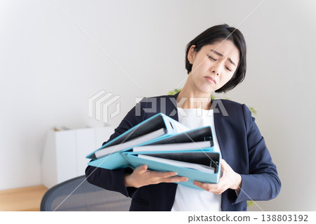 忙碌的女商人 138803192