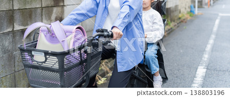 Riding a bicycle with a primary school student on the back is a traffic violation. 138803196
