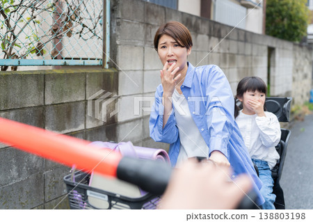 騎自行車時後座載著小學生是違反交通規則的。 138803198