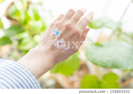 一名手上塗有人體彩繪的女子 一名手上塗有人體彩繪的女子 138803202