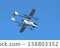 無人機在空中飛行 138803352