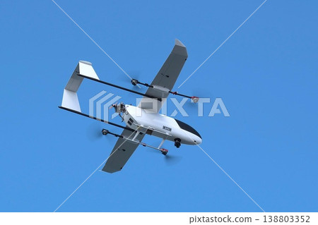 無人機在空中飛行 138803352