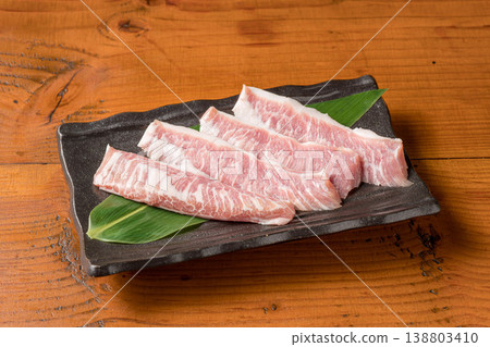 豬臉肉：日式烤肉（yakiniku）中很受歡迎的部位，可以品嚐到脂肪的甜味。 138803410