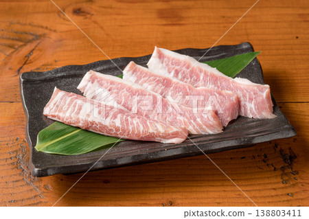 豬臉肉：日式烤肉（yakiniku）中很受歡迎的部位，可以品嚐到脂肪的甜味。 138803411