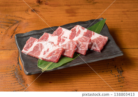 豬肩肉：一道經典的豬肉菜餚，味道濃鬱醇厚。 138803413