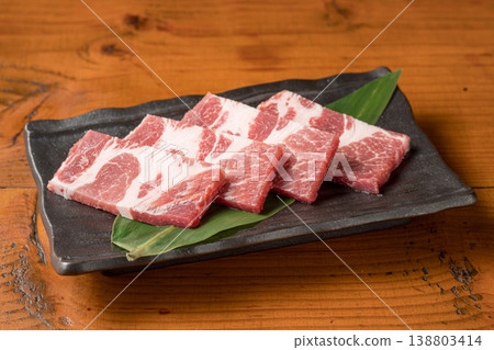 豬肩肉:一道經典的豬肉菜餚,味道濃鬱醇厚。 豬肩肉:一道經典的豬肉菜餚,味道濃鬱醇厚。 138803414