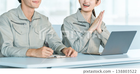 一位商人和他的妻子穿著工作服,正在與他們的下屬交談和溝通。 一位商人和他的妻子穿著工作服,正在與他們的下屬交談和溝通。 138803522