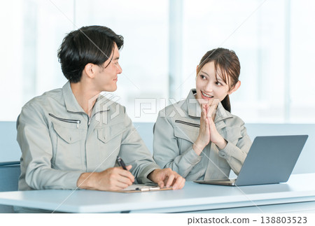 一位商人和他的妻子穿著工作服,正在與他們的下屬交談和溝通。 一位商人和他的妻子穿著工作服,正在與他們的下屬交談和溝通。 138803523