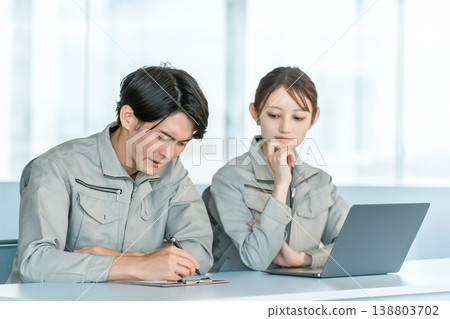 一位身著工作服、表情憂慮的男商務人士在面試表和檢查清單上寫下了低分。 138803702