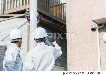 工人檢查房屋 工人檢查房屋 138804046