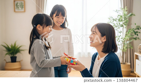 小學姊妹在母親節互贈禮物。 138804467