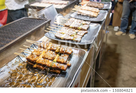 一個販售炭火烤牛肉串的小吃攤，牛肉串香氣撲鼻。 138804821