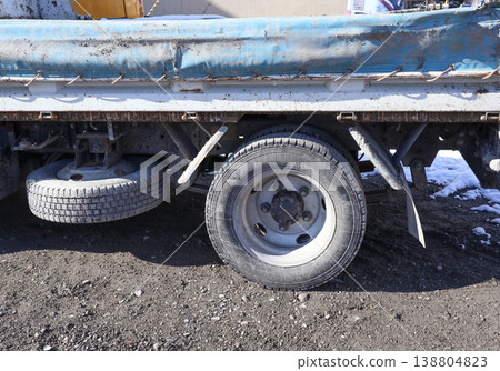 磨損嚴重的卡車輪胎和擋泥板的細節 138804823