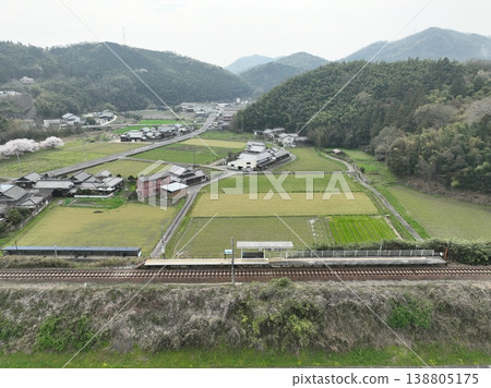 春日里,黑川站和盛開的櫻花構成了一幅寧靜的景象,陰雲密布,天空下透著一絲祥和;地點:香川縣三豐市 春日里,黑川站和盛開的櫻花構成了一幅寧靜的景象,陰雲密布,天空下透著一絲祥和;地點:香川縣三豐市 138805175