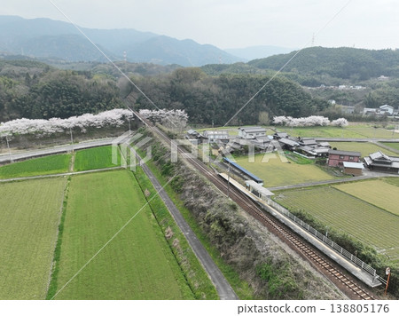 黑川站、黑川橋和盛開的櫻花:陰天下的寧靜春日景色。香川縣三豐市。 黑川站、黑川橋和盛開的櫻花:陰天下的寧靜春日景色。香川縣三豐市。 138805176