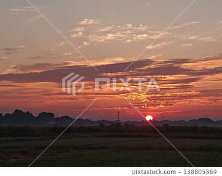 夕陽西下,橙色的天空被染成一片絢麗的色彩,令人嘆為觀止。 夕陽西下,橙色的天空被染成一片絢麗的色彩,令人嘆為觀止。 138805369