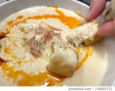 台灣早餐場景特寫:將油條沾著美味的豆漿吃。 台灣早餐場景特寫:將油條沾著美味的豆漿吃。 138805712