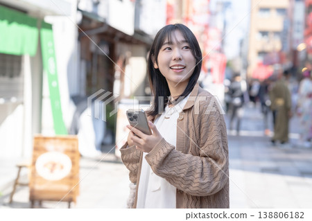 一位年輕女子在舊城區漫步。 138806182