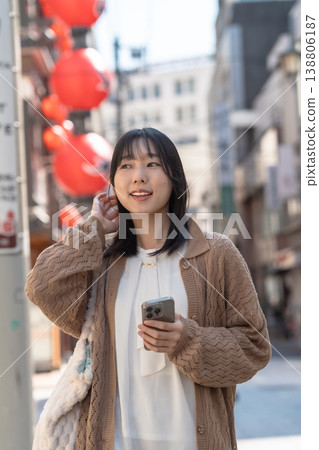一位年輕女子在舊城區漫步。 一位年輕女子在舊城區漫步。 138806187