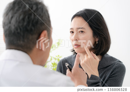 關注法令紋的女性：美容醫療 138806328