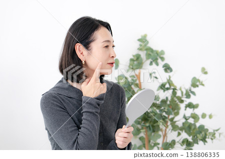 關注法令紋的女性：美容醫療 138806335